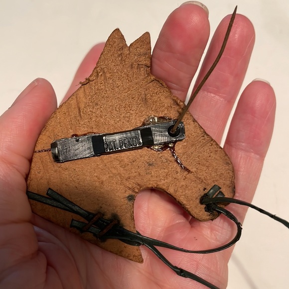 Vintage handmade brown leather horse brooch - Picture 3 of 3